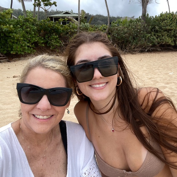 Meet your Posher, Olivia - Picture 2 of 8